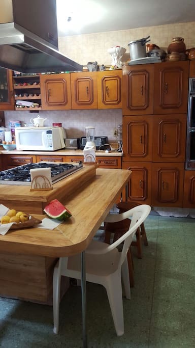 Cocina integral con área suficiente para desayunar.