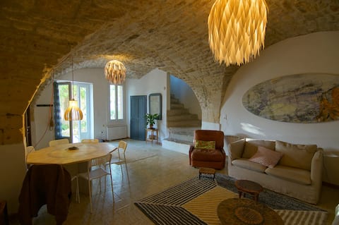 Vigneron & Artist Garden house in Junas with bikes