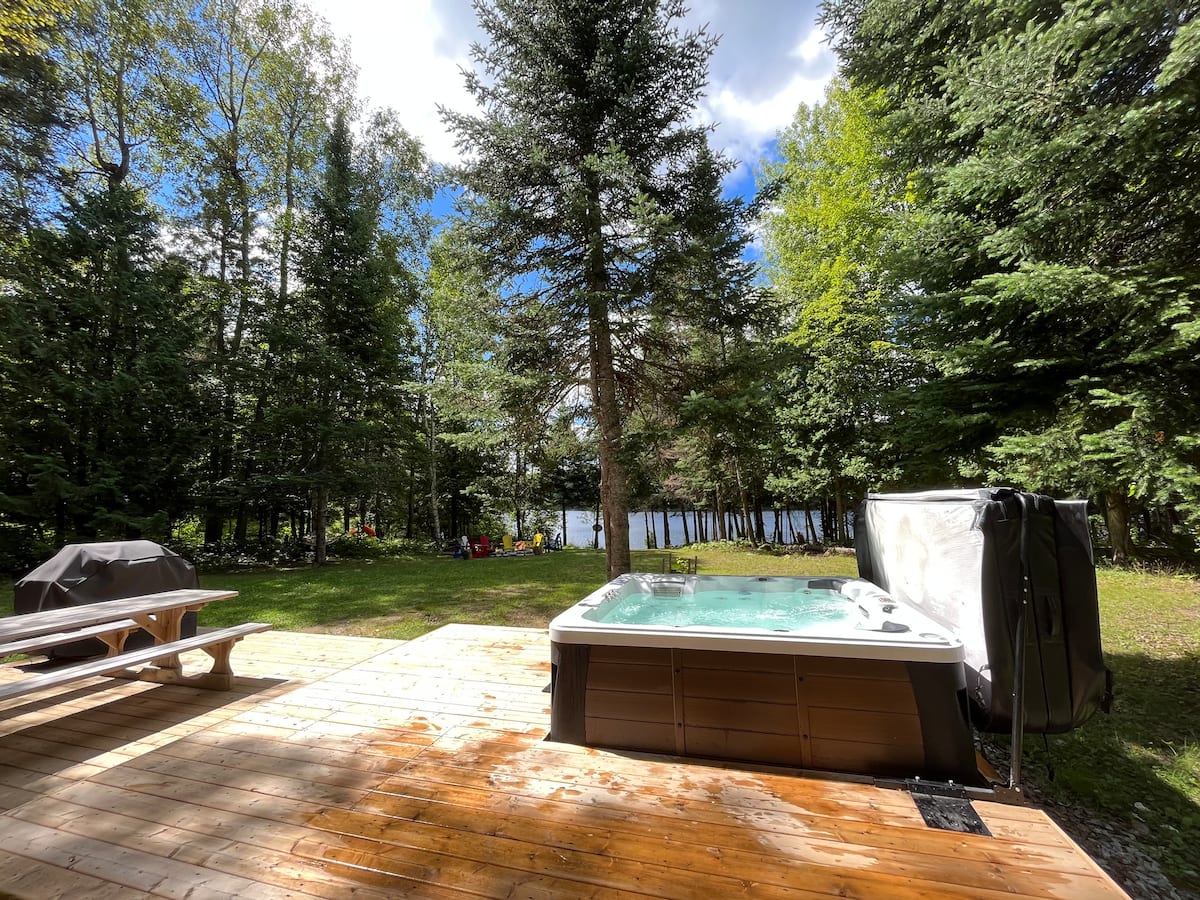 Rustic Lake House with Spa on Lac Long