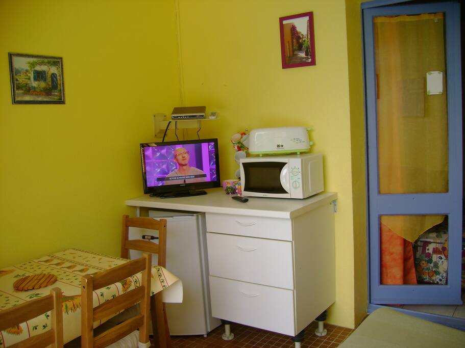 un coin repas ainsi que le deuxième couchage avec vue sur la piscine