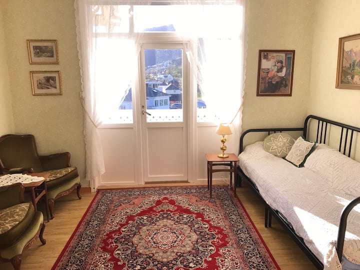 Le salon (chambre) à l'étage est relié à une chambre. Belle vue depuis le balcon. Le lit de jour peut être prolongé jusqu'à un lit double. Matelas supplémentaire dans le placard de la chambre d'à côté.