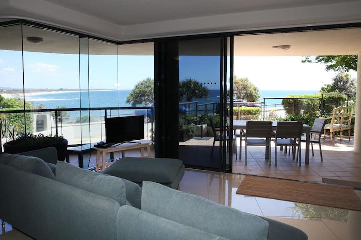 Stunning Oceanfront Apartment – Moffat Beach