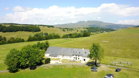 Cisterns between Heaven and Earth