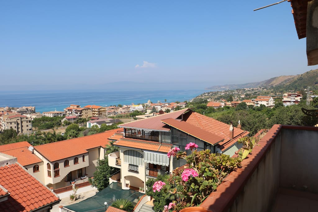 Il balcone con il panorama di Tropea in direzione di Parghelia
