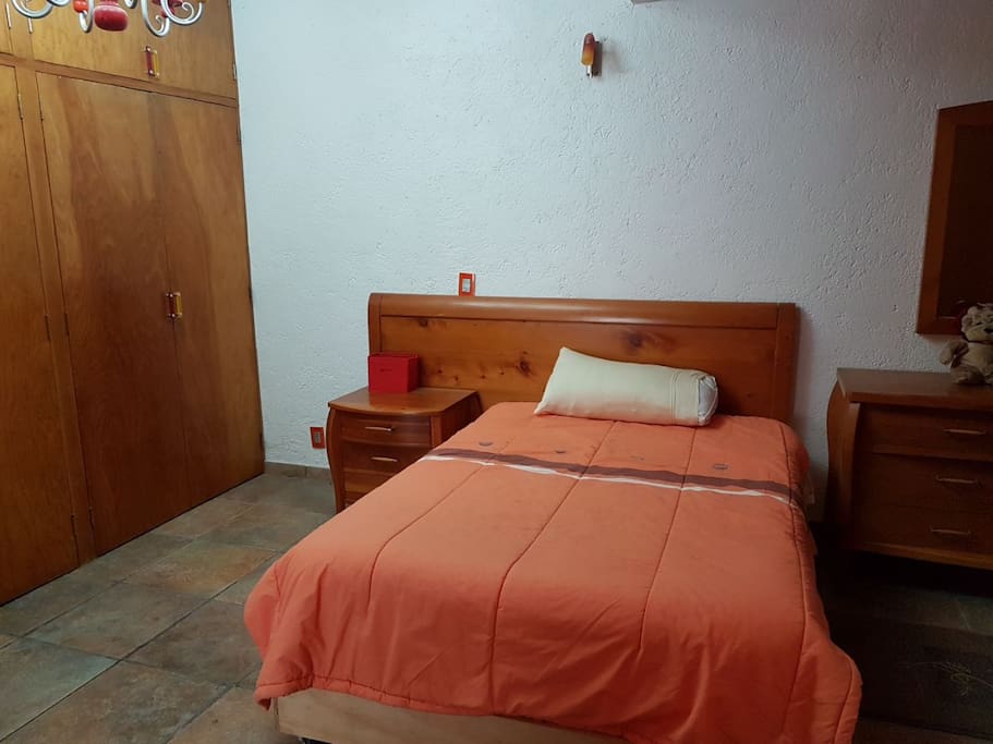 CAMA MATRIMONIAL, BURÓ Y CÓMODA DISPONIBLES