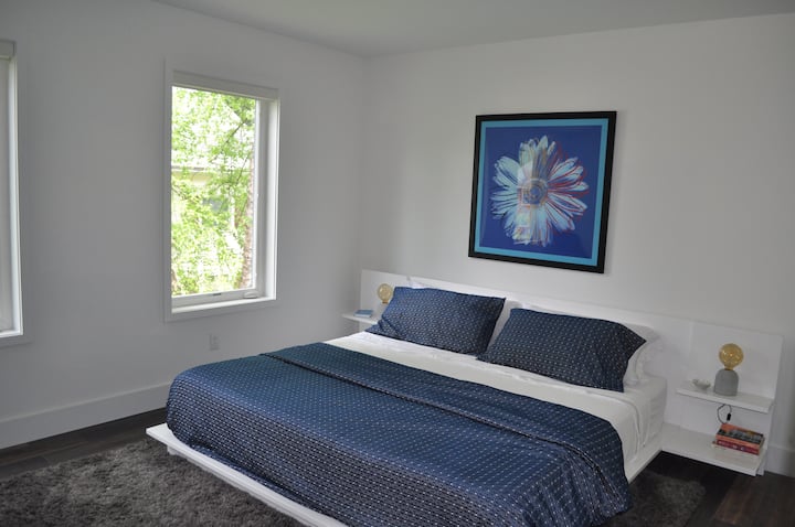 ห้องนอนสีน้ำเงินชั้นบน