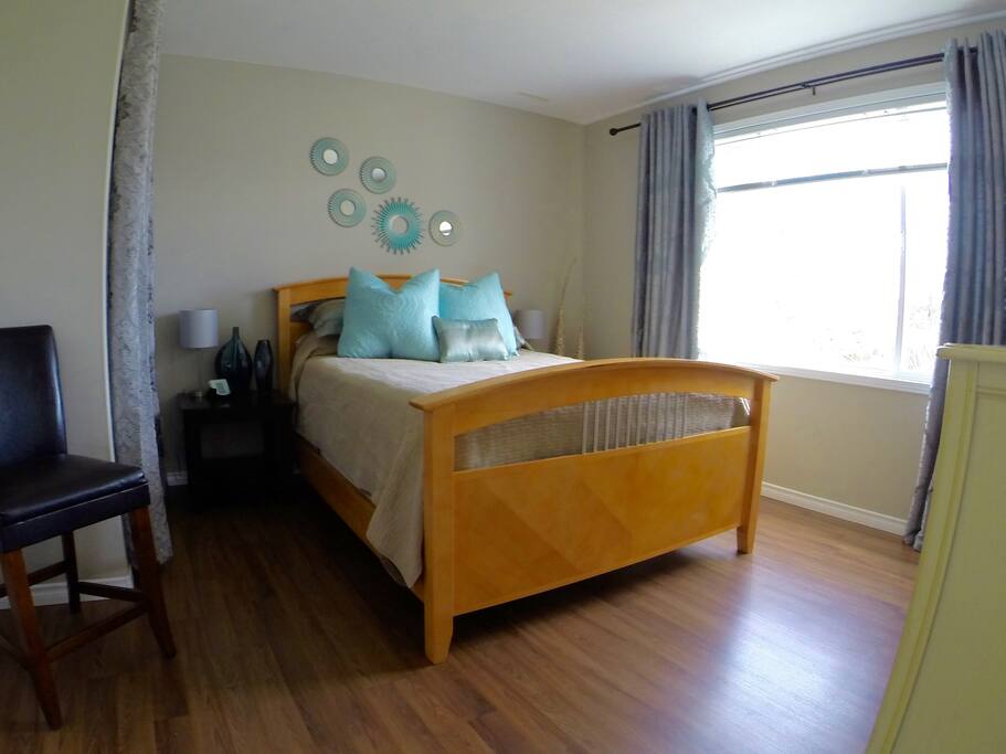 Large bedroom with queen sized bed and lake view