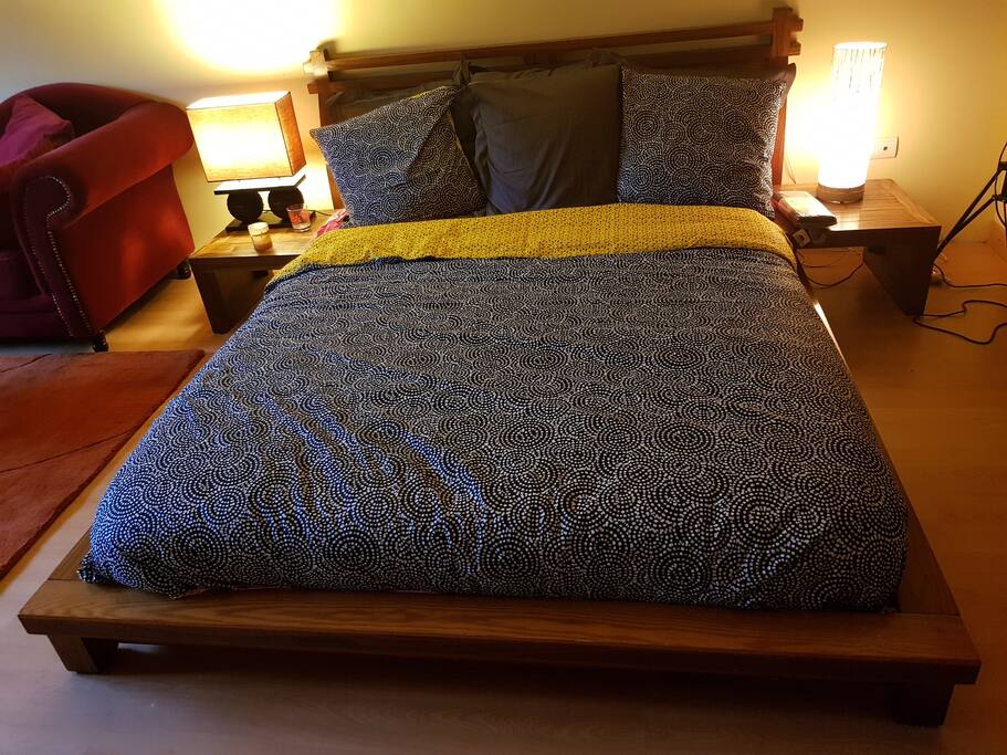 le lit, joyeux comme un nid, c'est là que l'homme naît, se repose, et s'unit...