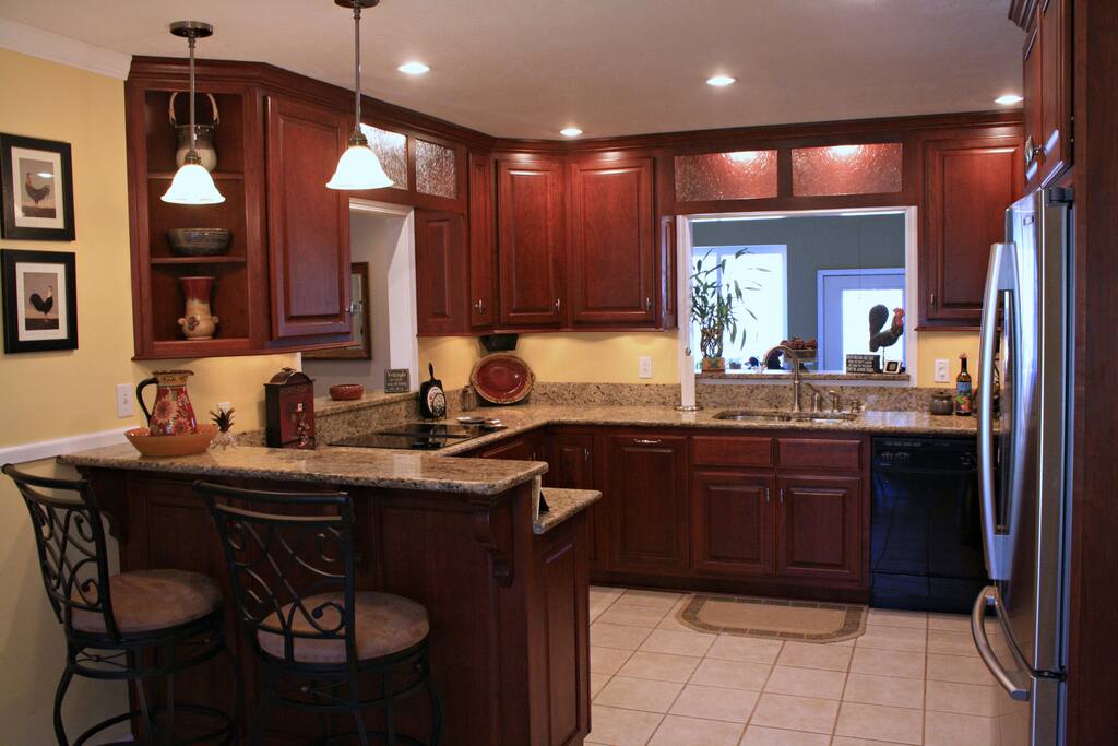 Kitchen has breakfast table seating for 6.