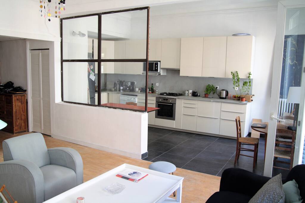La cuisine vue du salon