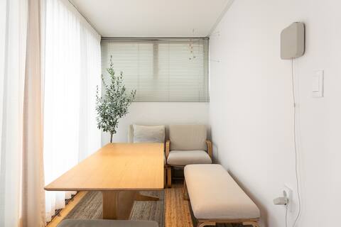 Cheongho House. A private accommodation with a yard near the beach
