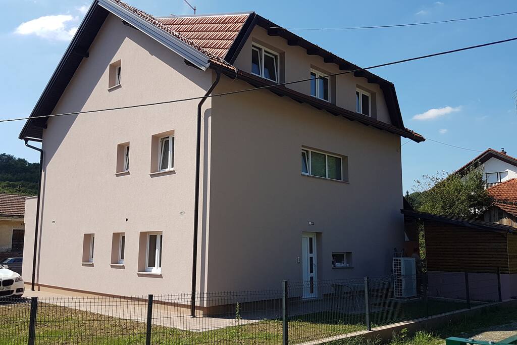 Zadnja i bocna strana ( ulaz na 1. kat )