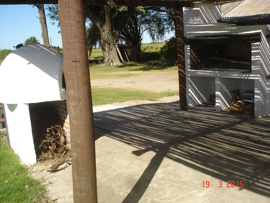 Parrillero y horno de barro a disposicion!