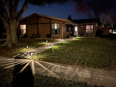 Beautiful 3/2 Home Heated Pool, Wifi, Golf Cart.