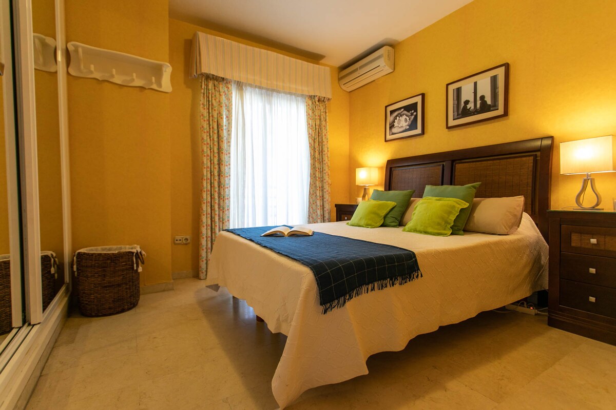 غرفة نوم ثانية بسرير مزدوج بحجم كبير وتكييف هواء ومساحة تخزين