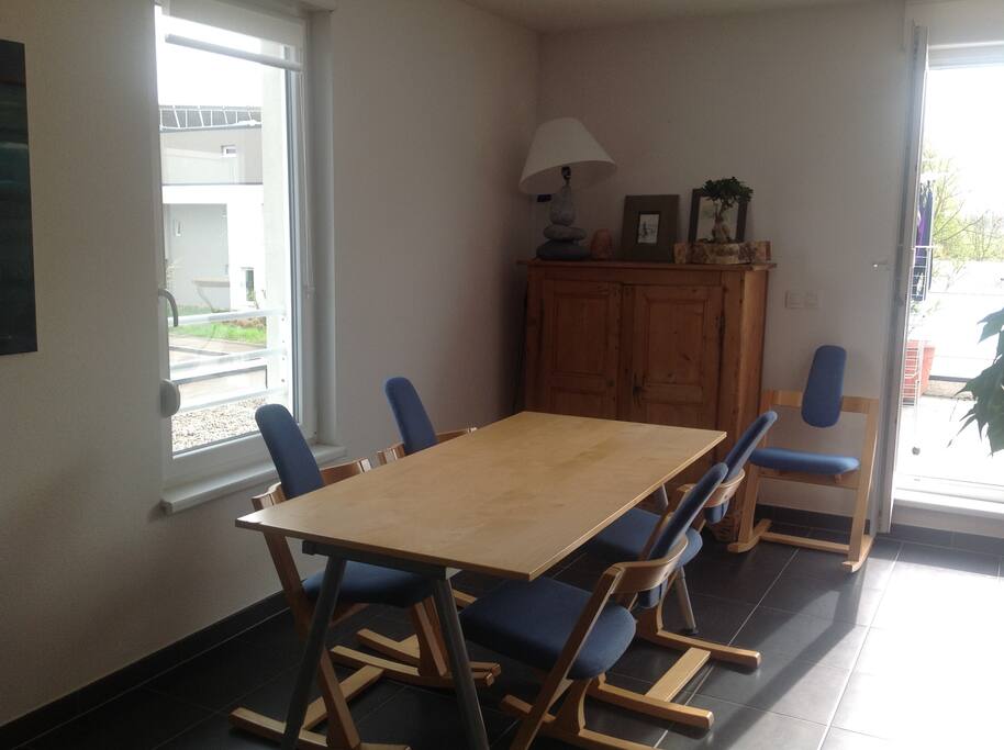 Coin repas ouvert sur le salon