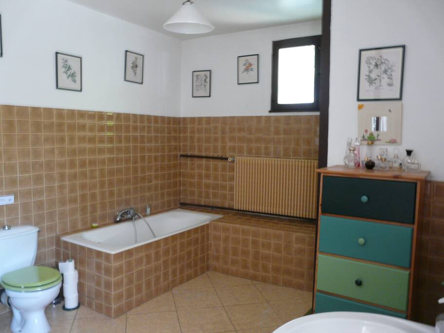 la salle de bain côté baignoire