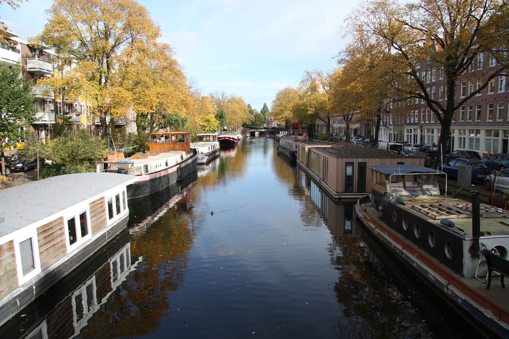A view from the bridge over the canal. You will find our houseboat in the background on the left.
