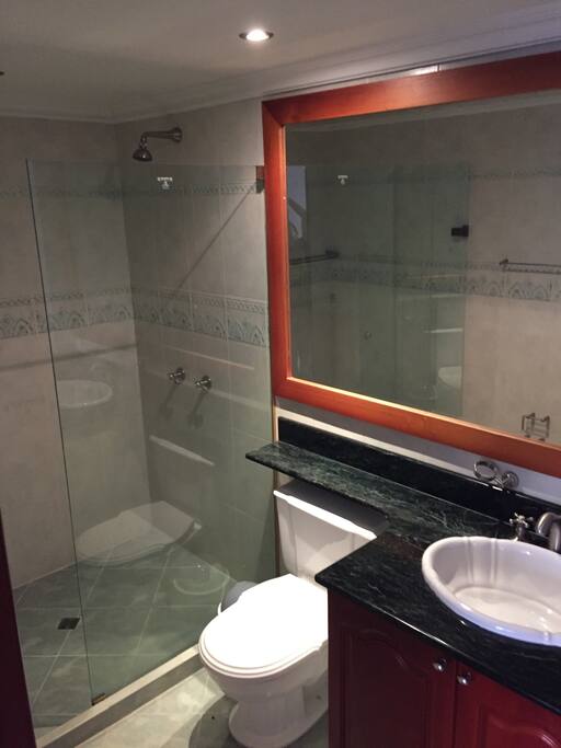 Private bathroom / Baño privado