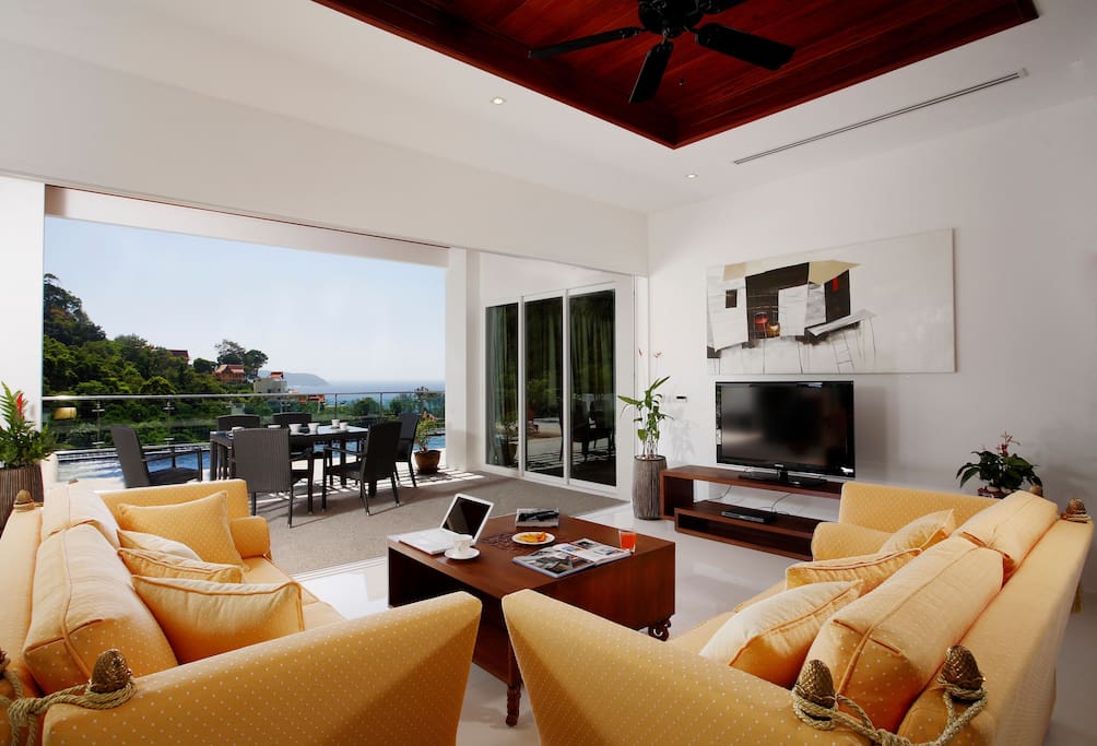 Living room with view to the pool and sea