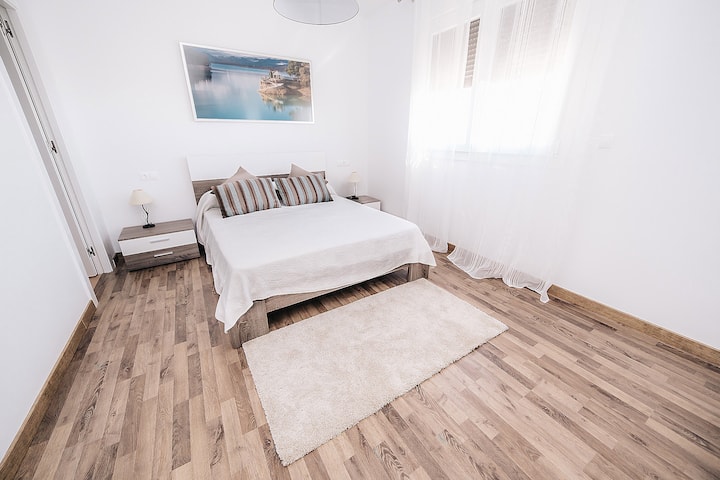 Master bedroom. 1.50m kitanda mara mbili. Bafu la kujitegemea na kabati kubwa la nguo. Chumba 1