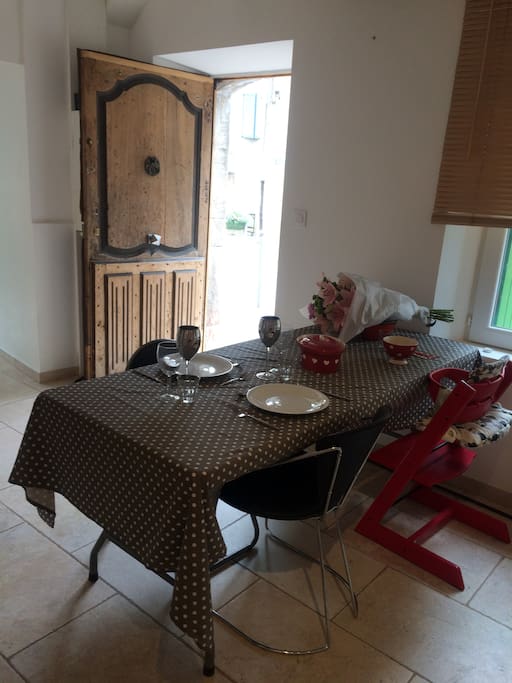 Bienvenue sous le soleil de Provence, dans la fraîcheur de notre jolie maison.