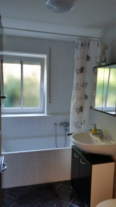Bad mit Badewanne