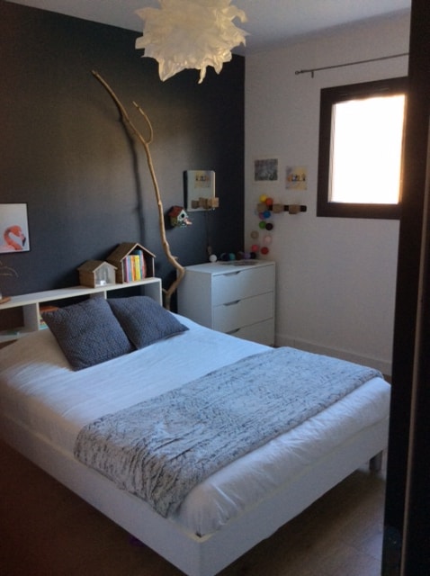 חדר שינה 1, צד צפוני מופרד מחדר שינה 2 על ידי מקלחת/שירותים 