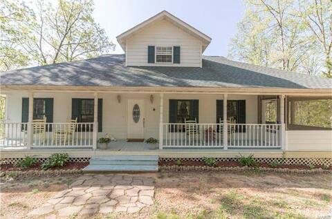 Spacious river house on Meramec River