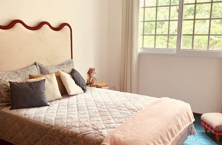 חדר שינה 2 עם מיטה זוגית ומצעים יפהפיים.