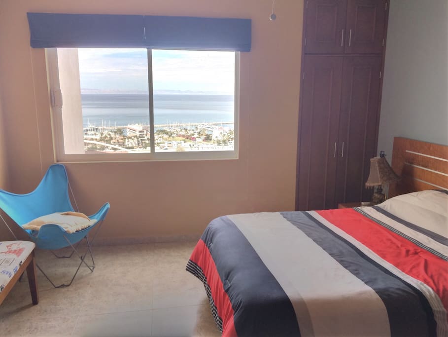 Recámara con vista al mar y baño compartido