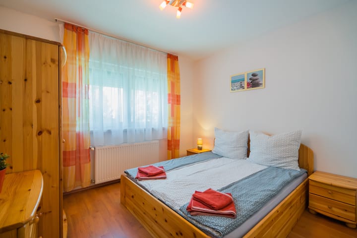 ห้องนอนพร้อมเตียงคู่