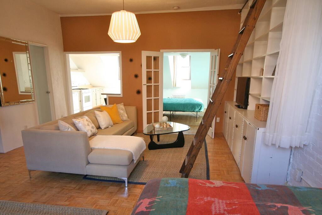Light and airy living room... cable tv + high speed wifi... comfortable designer furniture.