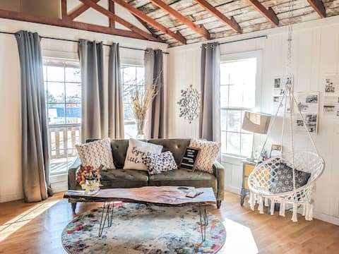 4min to DT! Historian's Log Cabin Deck+Swing+Yard