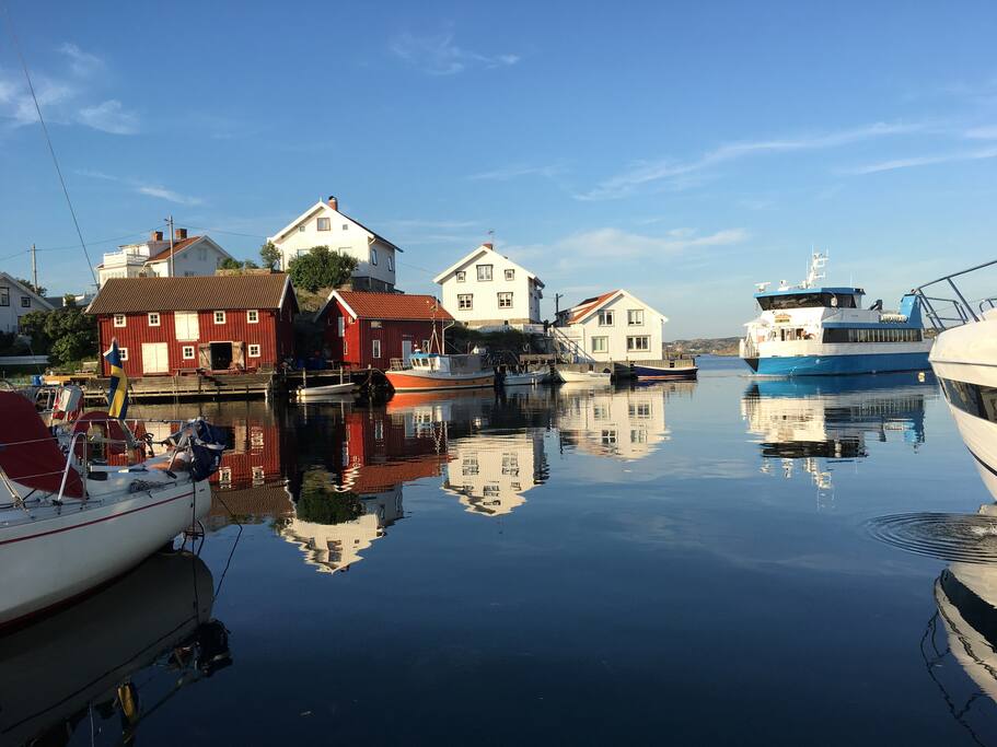 Färjan på väg in i hamnen