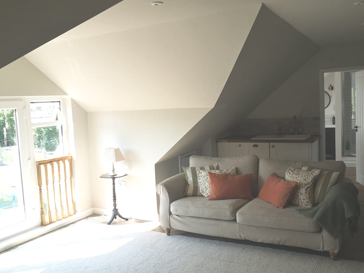 Sala de estar con vistas al jardín y al campo abierto