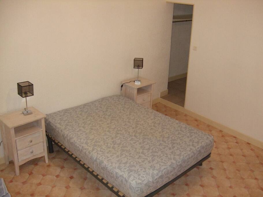 Chambre lit 2 personnes avec petit dressing