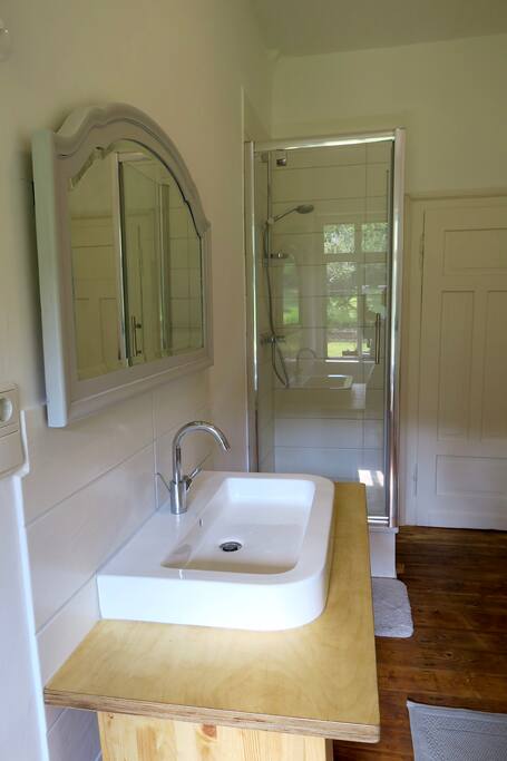 Badezimmer mit Dusche