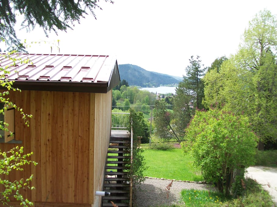 Le chalet avec la vue sur le lac et son jardin arboré à deux pas du cœur de ville.