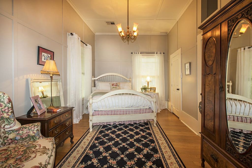 Mama Lu's Room: queen bedroom located just off the front porch
