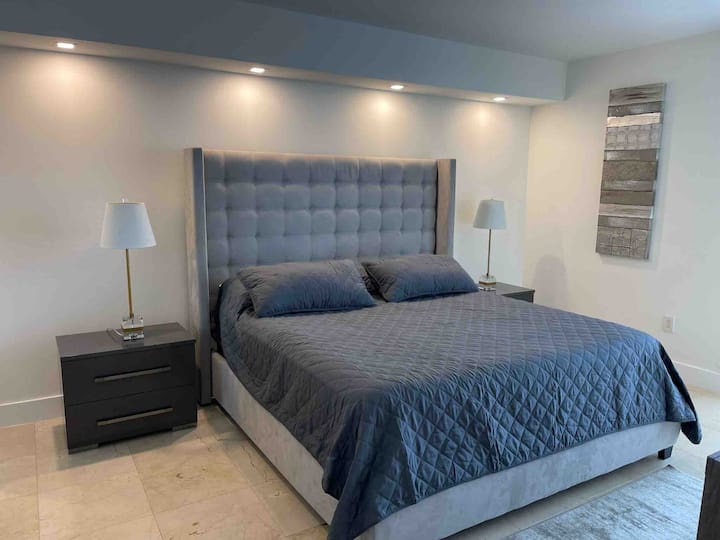 Dormitorio principal con cama tamaño king