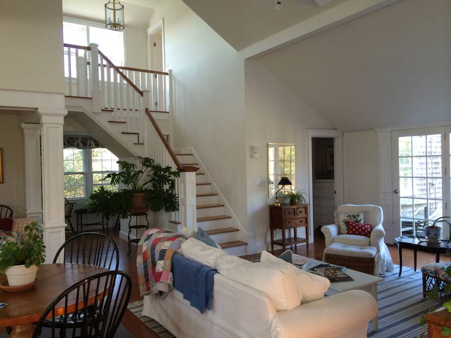 Spacious, comfortable living room with cathedral ceilings and soaring staircase. Views out to backyard deck and gardens. Flows beautifully into kitchen/dining and family room.