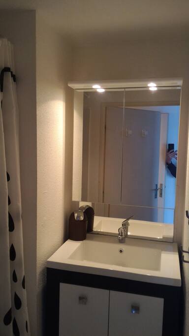 Salle de douche séparée des toilettes