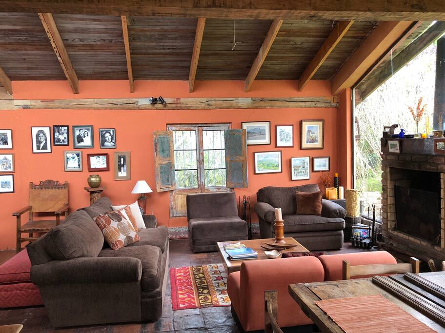 Sala principal con chimenea