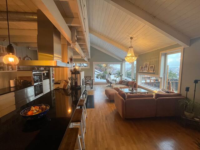 Vakkert, stort hjem, nydelig utsikt Nyttårsaften gallery image 2