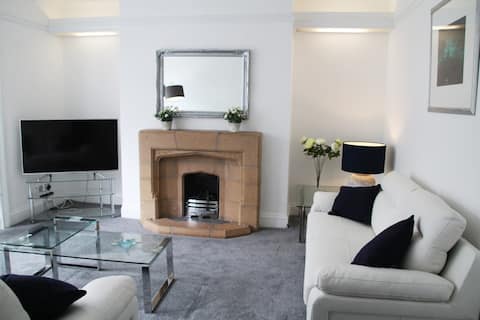 Llandudno by the Pier & Beaches - Great Location