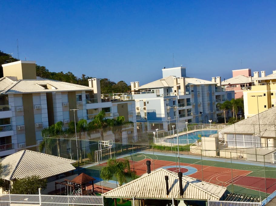 Condomínio com Quadra Esportiva - Piscina - Parquinho para as crianças / Excellent leisure area