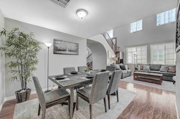 *King Suite* Spa* Fast Wi-Fi *6 miles to LV Strip* gallery image 5