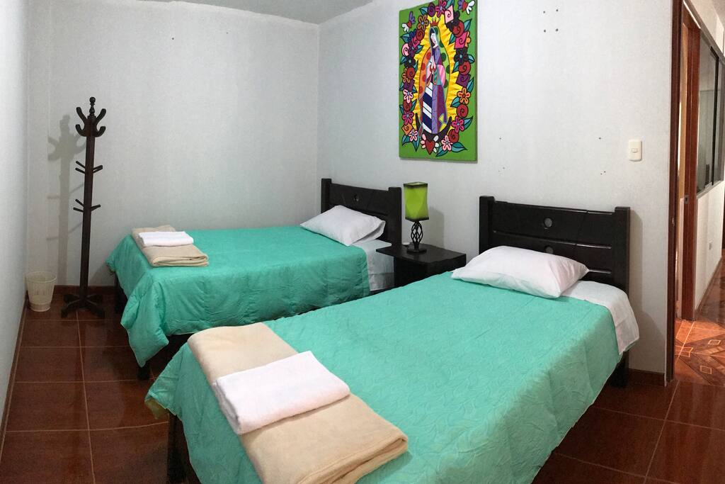 Habitación compartida con camas de plaza y media