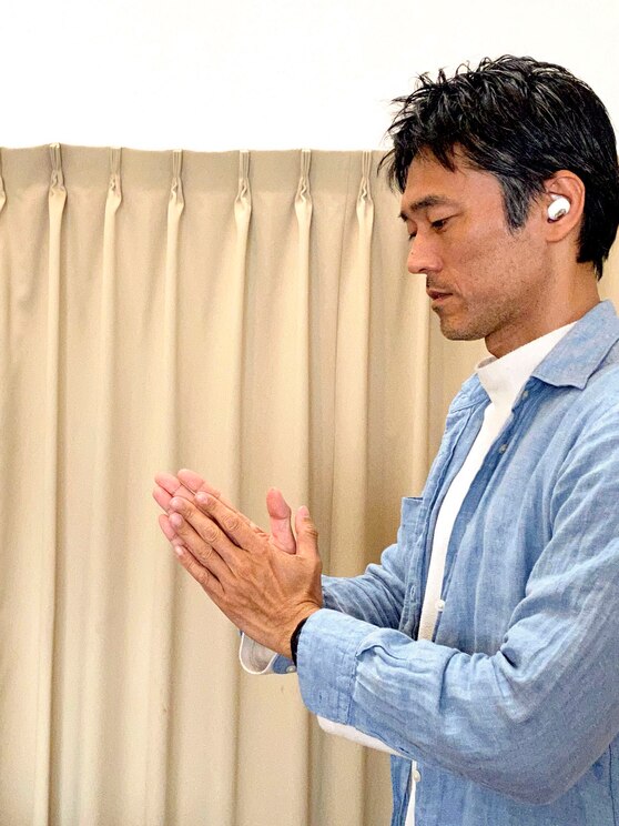 Show full-screen, host-provided image